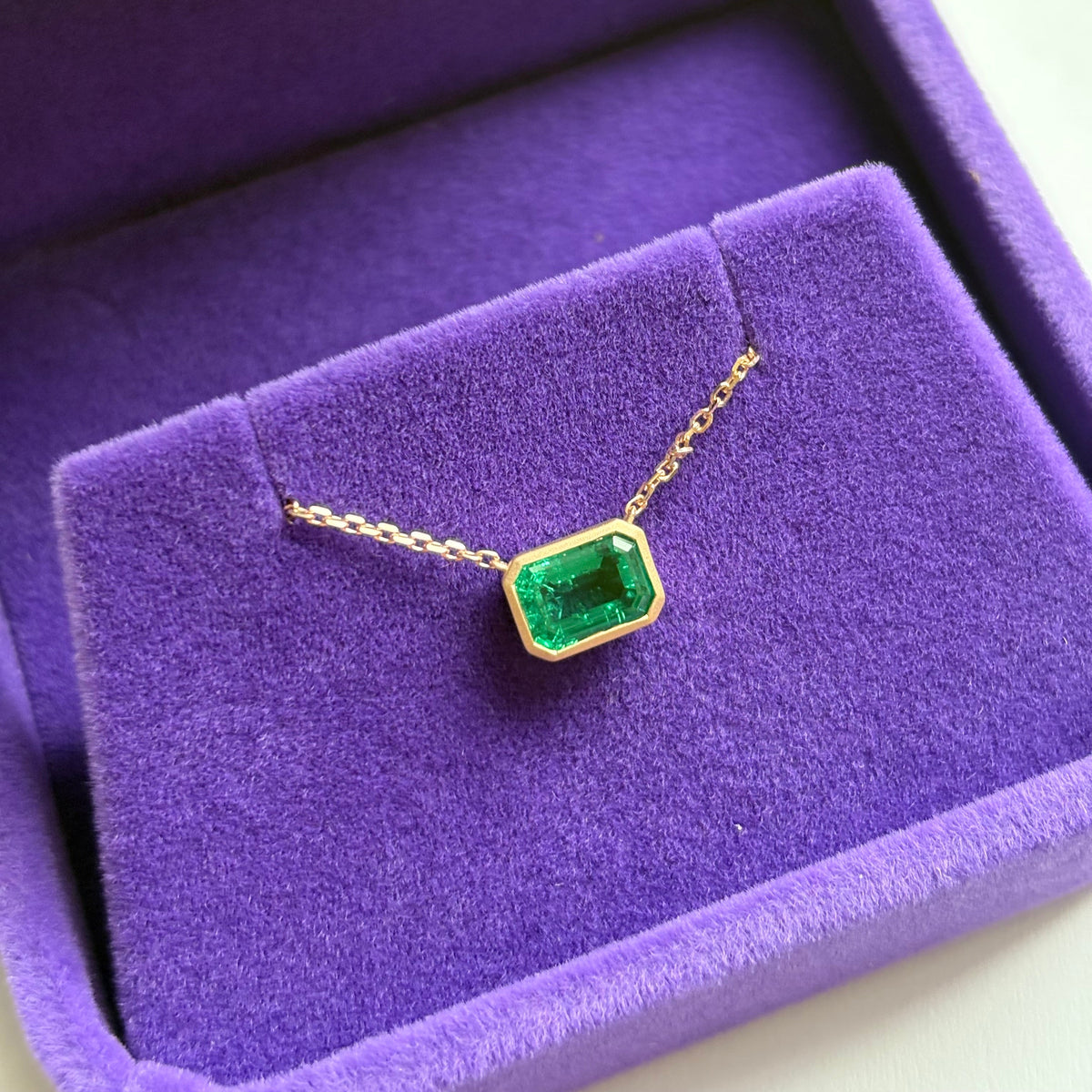 EMERALD BEZEL NECKLACE